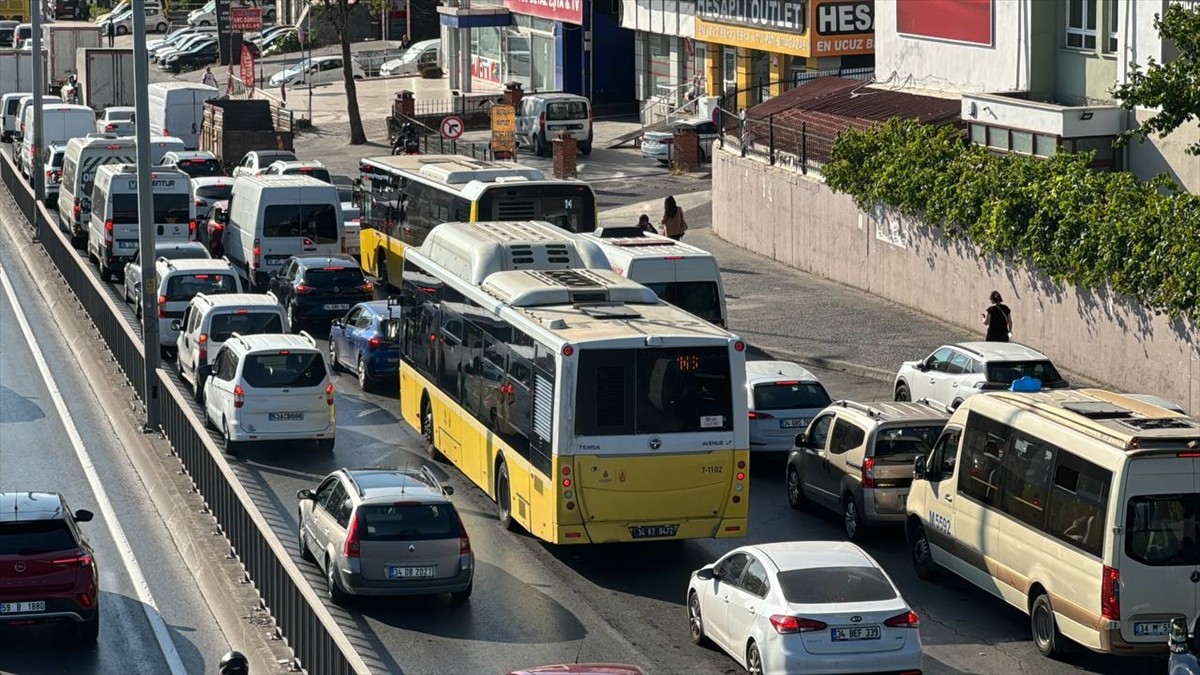 Avcılar ve Küçükçekmece arasındaki metrobüs hattında yapılan "Beyaz Yol" çalışması nedeniyle D-100...