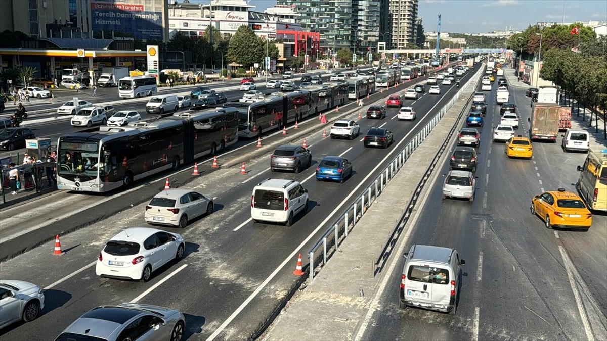 Avcılar ve Küçükçekmece arasındaki metrobüs hattında yapılan "Beyaz Yol" çalışması nedeniyle D-100...