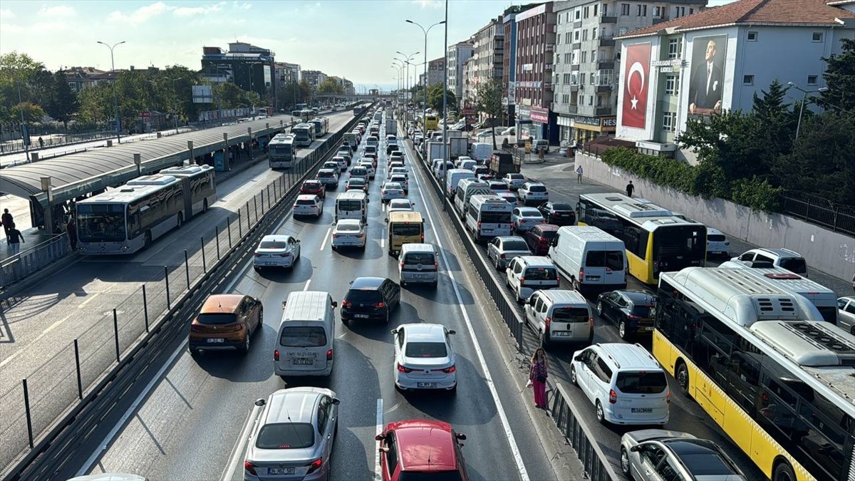 Avcılar ve Küçükçekmece arasındaki metrobüs hattında yapılan "Beyaz Yol" çalışması nedeniyle D-100...