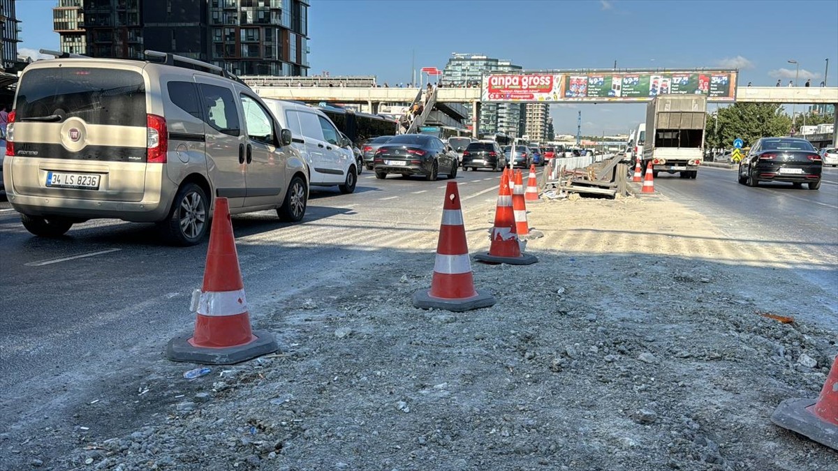 Avcılar ve Küçükçekmece arasındaki metrobüs hattında yapılan "Beyaz Yol" çalışması nedeniyle D-100...