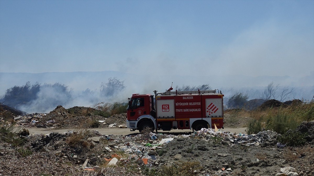 Balıkesir'in Edremit ilçesinde sazlık alanda 3 ayrı noktada çıkan yangın, itfaiyenin müdahalesiyle...