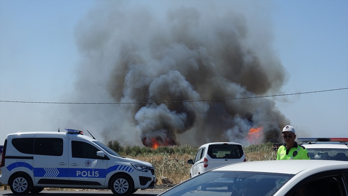 Balıkesir'in Edremit ilçesinde sazlık alanda 3 ayrı noktada çıkan yangın, itfaiyenin müdahalesiyle...