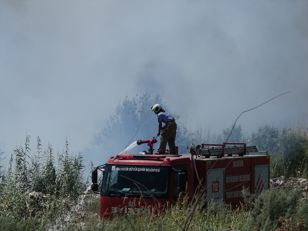 Balıkesir'in Edremit ilçesinde sazlık alanda 3 ayrı noktada çıkan yangın, itfaiyenin müdahalesiyle...