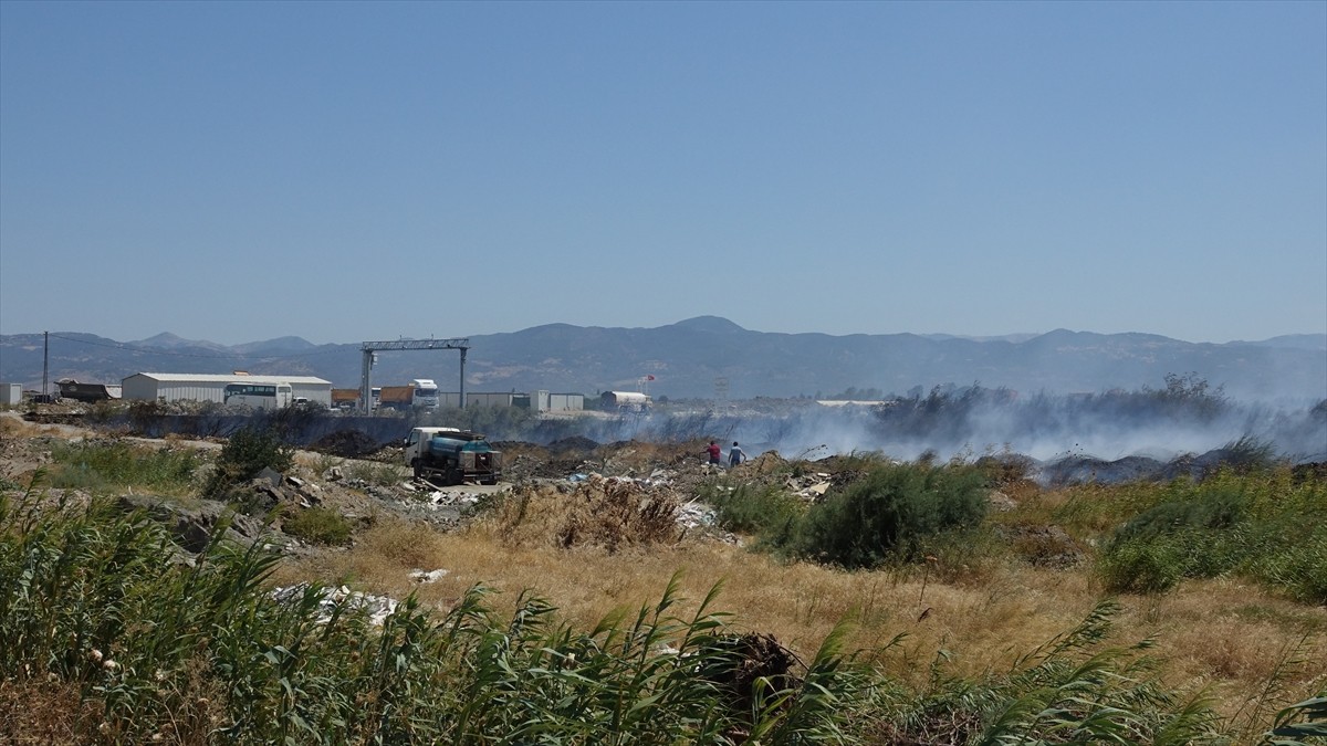 Balıkesir'in Edremit ilçesinde sazlık alanda 3 ayrı noktada çıkan yangın, itfaiyenin müdahalesiyle...