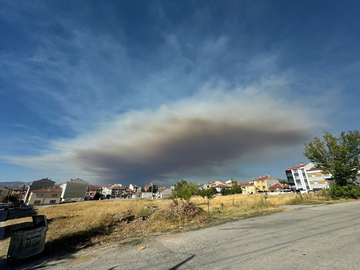 Bolu'nun Göynük ilçesinde ormanlık alanda çıkan yangın nedeniyle oluşan yoğun duman, Eskişehir'de...