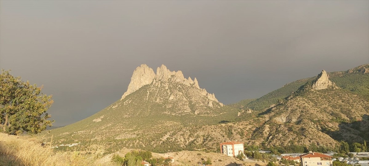 Bolu'nun Göynük ilçesinde ormanlık alanda çıkan yangın nedeniyle oluşan yoğun duman, Eskişehir'in...