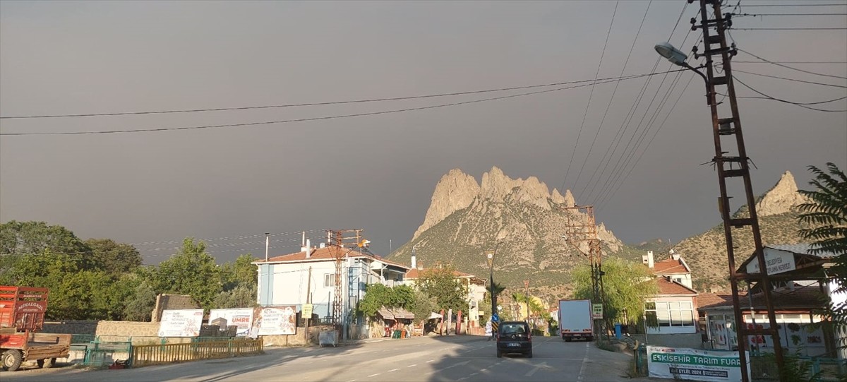 Bolu'nun Göynük ilçesinde ormanlık alanda çıkan yangın nedeniyle oluşan yoğun duman, Eskişehir'in...