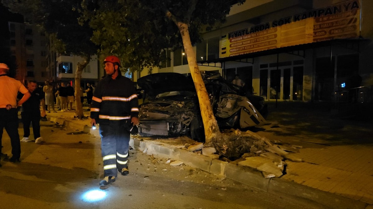 Çorum'da otomobilin ağaca çarpması sonucu 1 kişi öldü, 1 kişi ağır yaralandı. Kaza yerine polis...