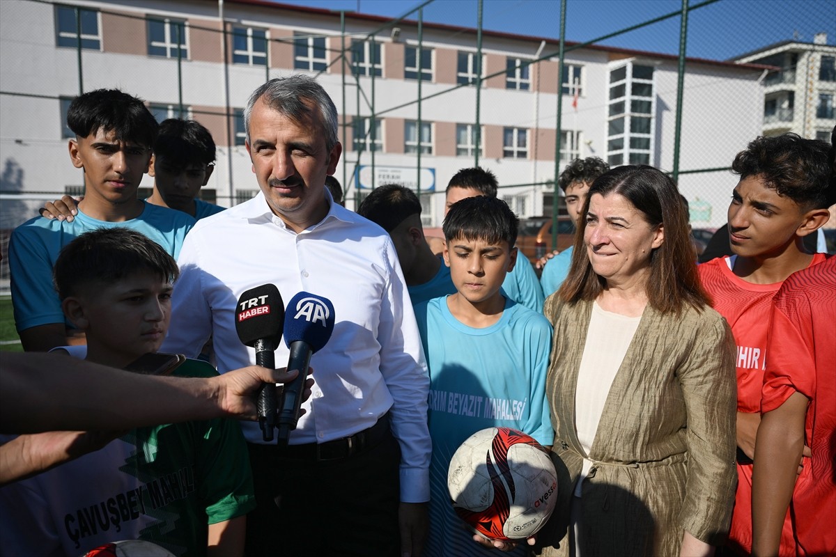 Edirne'de öğrenciler "Yaz Mahalle Ligi" ile tatilde de spor yapma imkanı buluyor. "Mahalle Ligi"...