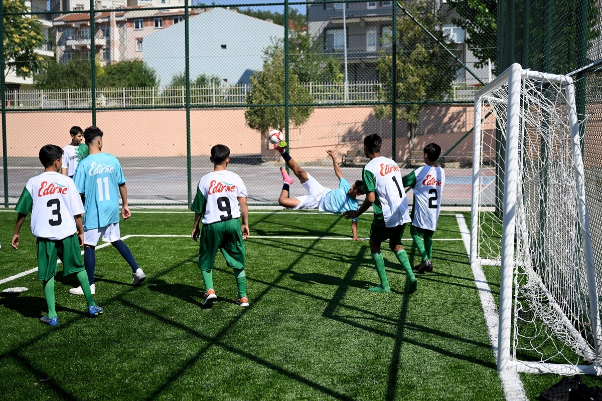 Edirne'de öğrenciler "Yaz Mahalle Ligi" ile tatilde de spor yapma imkanı buluyor. "Mahalle Ligi"...