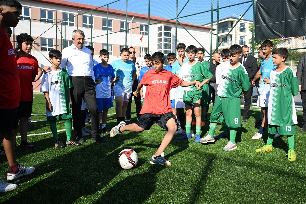 Edirne'de öğrenciler "Yaz Mahalle Ligi" ile tatilde de spor yapma imkanı buluyor. "Mahalle Ligi"...