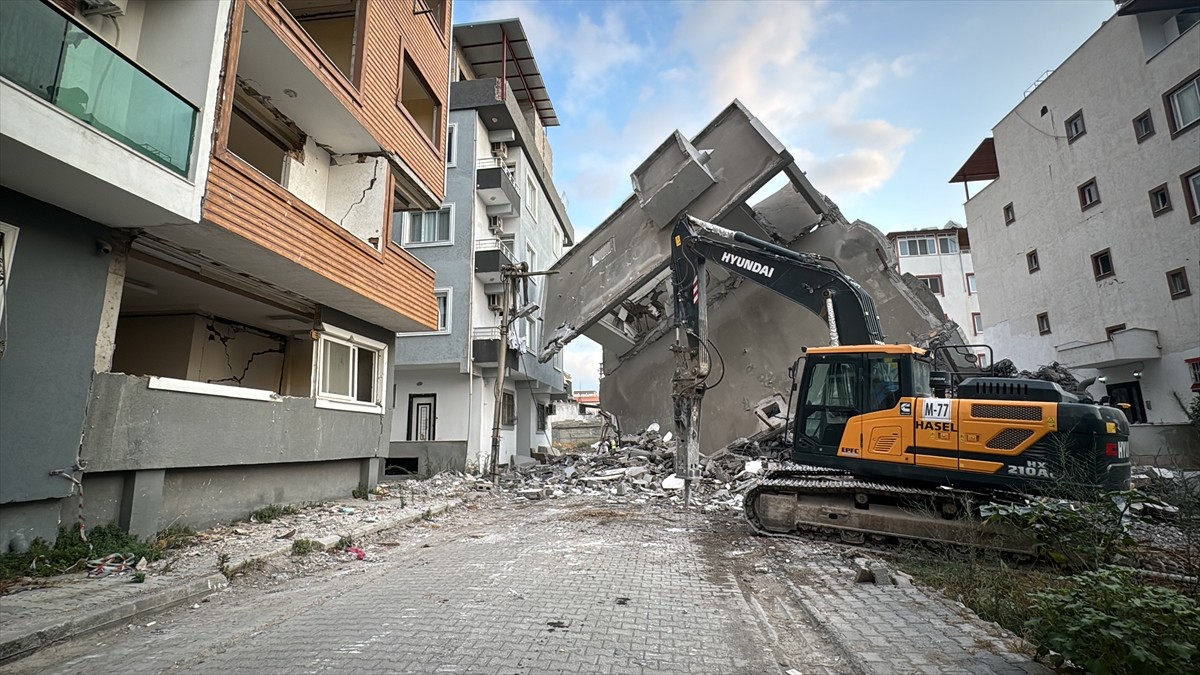 Hatay'ın İskenderun ilçesinde depremde hasar gördüğü için kontrollü yıkımına başlanan 5 katlı bina...