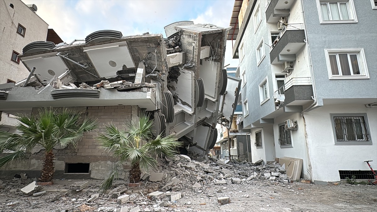 Hatay'ın İskenderun ilçesinde depremde hasar gördüğü için kontrollü yıkımına başlanan 5 katlı bina...