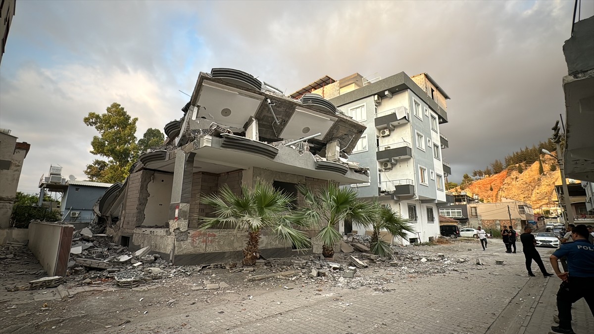 Hatay'ın İskenderun ilçesinde depremde hasar gördüğü için kontrollü yıkımına başlanan 5 katlı bina...