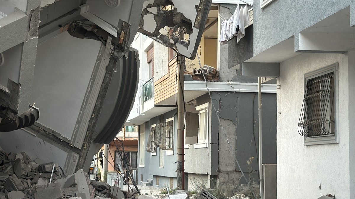 Hatay'ın İskenderun ilçesinde depremde hasar gördüğü için kontrollü yıkımına başlanan 5 katlı bina...