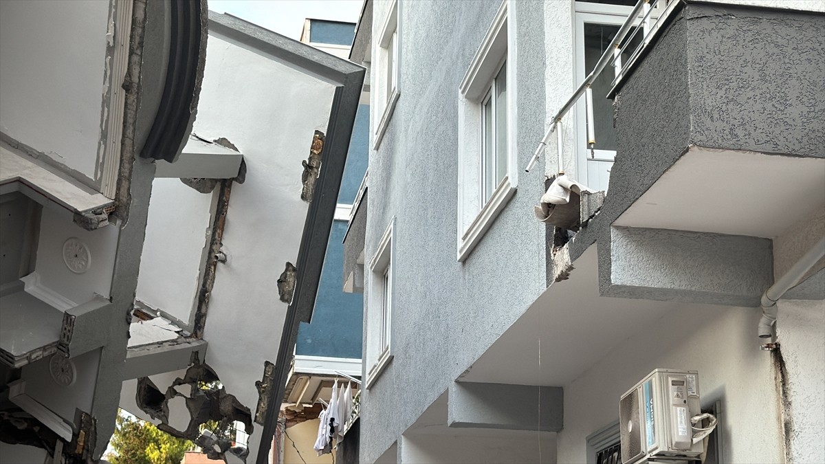 Hatay'ın İskenderun ilçesinde depremde hasar gördüğü için kontrollü yıkımına başlanan 5 katlı bina...