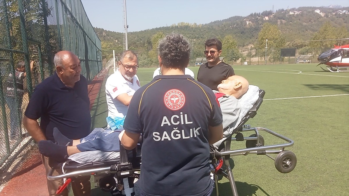 Kahramanmaraş'ın Andırın ilçesinde mide kanaması geçiren 80 yaşındaki hasta, ambulans helikopterle...