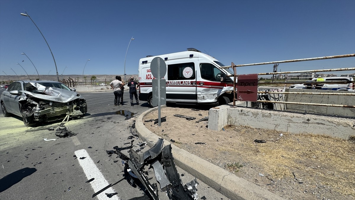 Kayseri'de ambulans ile otomobilin çarpıştığı kazada yaralanan 6 kişi tedaviye alındı.