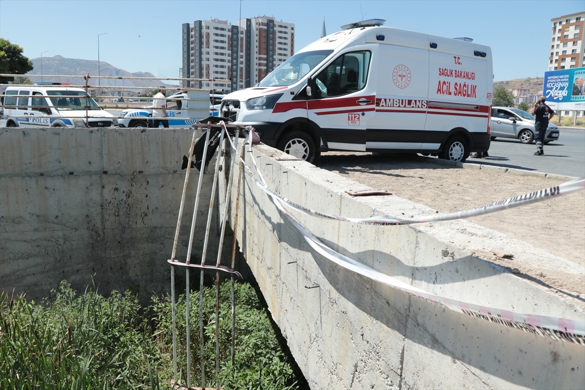 Kayseri'de ambulans ile otomobilin çarpıştığı kazada yaralanan 6 kişi tedaviye alındı.