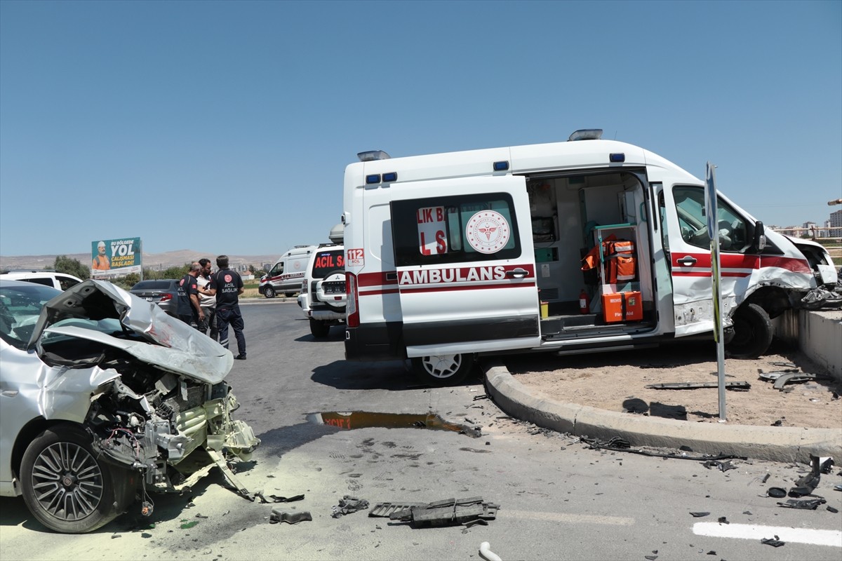 Kayseri'de ambulans ile otomobilin çarpıştığı kazada yaralanan 6 kişi tedaviye alındı.