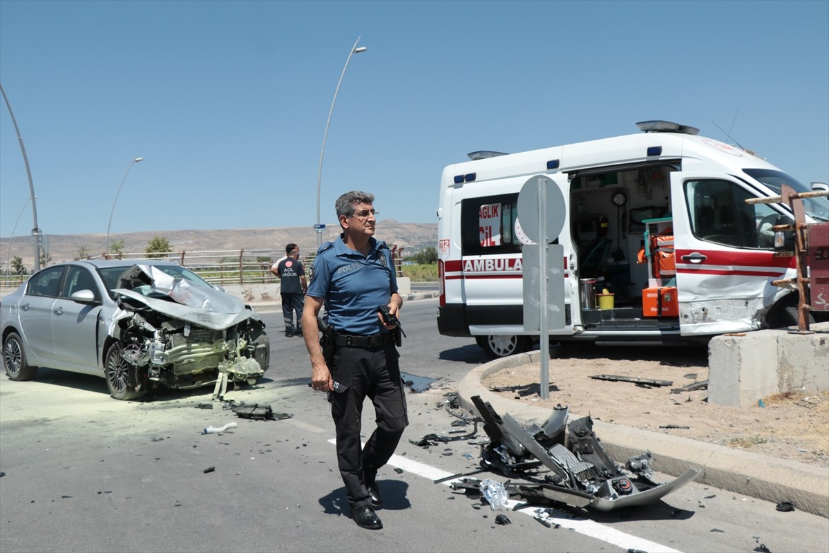 Kayseri'de ambulans ile otomobilin çarpıştığı kazada yaralanan 6 kişi tedaviye alındı.