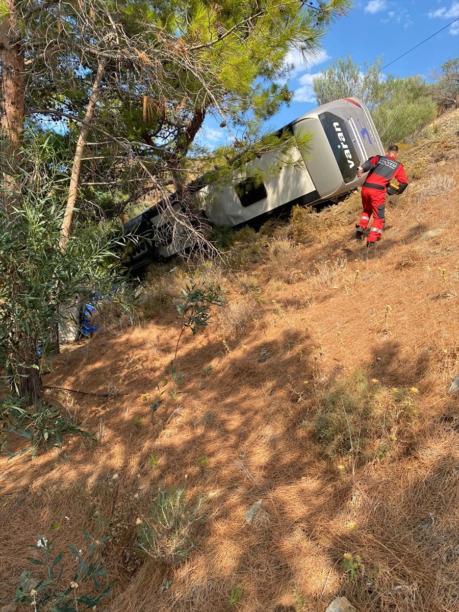 Muğla'nın Datça ilçesinde şarampole devrilen yolcu otobüsündeki 3 kişi yaralandı.