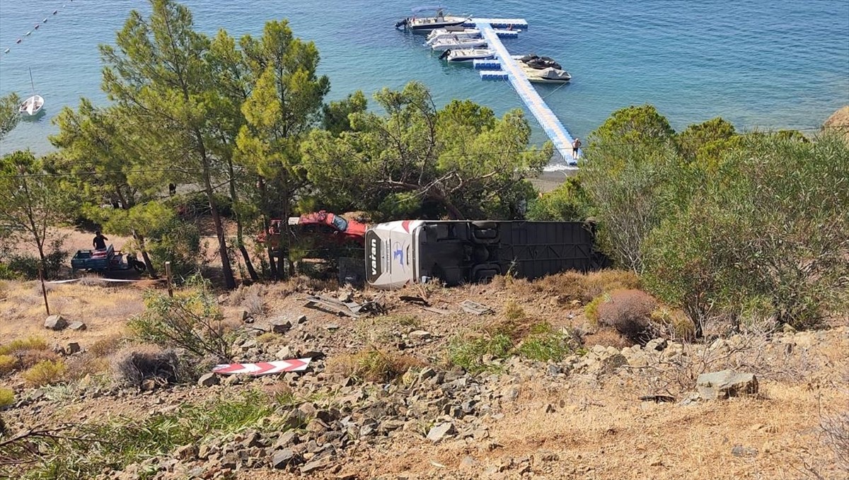 Muğla'nın Datça ilçesinde şarampole devrilen yolcu otobüsündeki 3 kişi yaralandı.