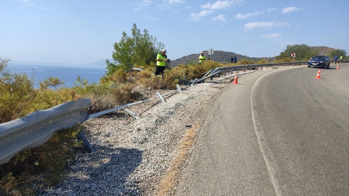 Muğla'nın Datça ilçesinde şarampole devrilen yolcu otobüsündeki 3 kişi yaralandı.