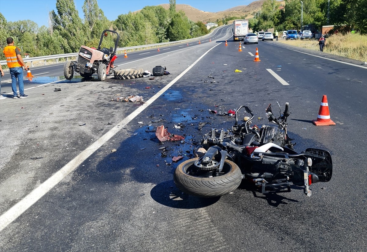 Sivas'ın Gölova ilçesinde motosiklet ile traktörün çarpışması sonucu 1 kişi öldü, 1 kişi...