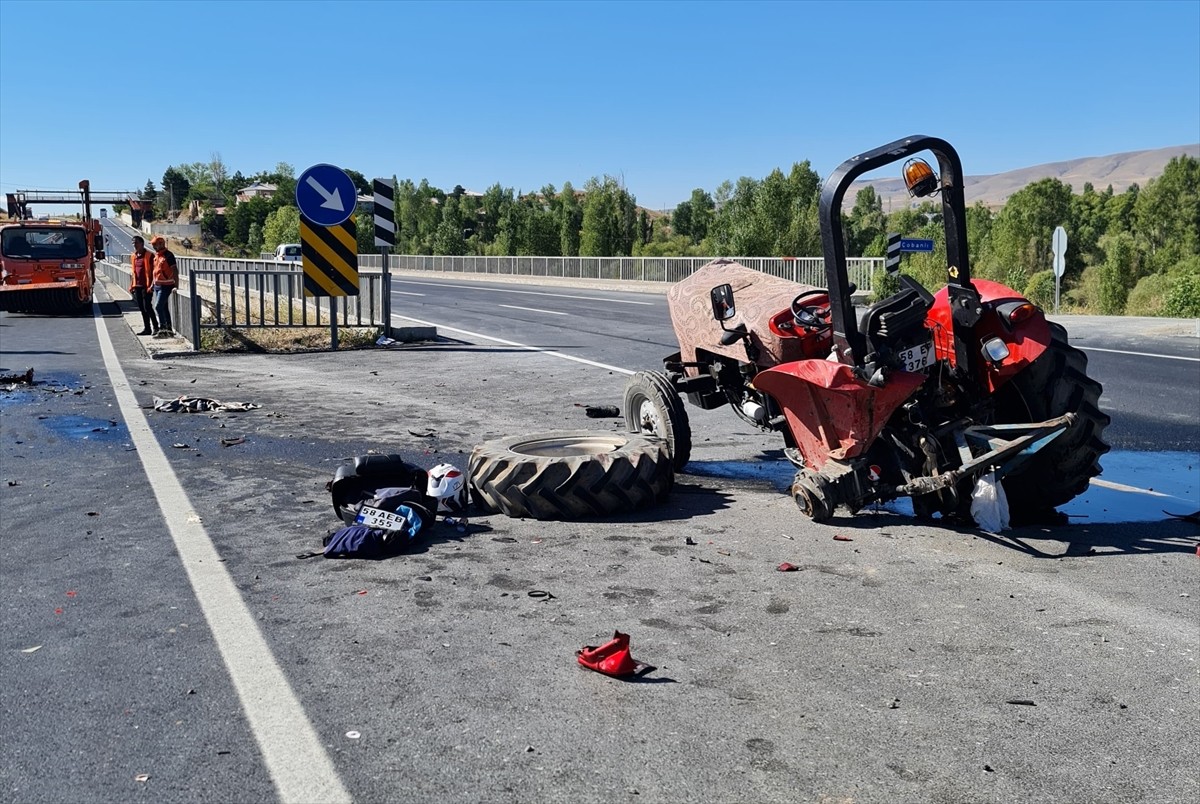 Sivas'ın Gölova ilçesinde motosiklet ile traktörün çarpışması sonucu 1 kişi öldü, 1 kişi...