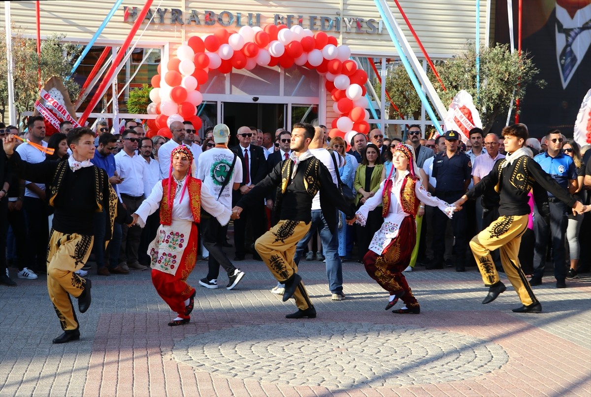 Tekirdağ'ın Hayrabolu ilçesinde düzenlenen "32. Ayçiçeği Festivali" başladı. Etkinlikte, protokol...