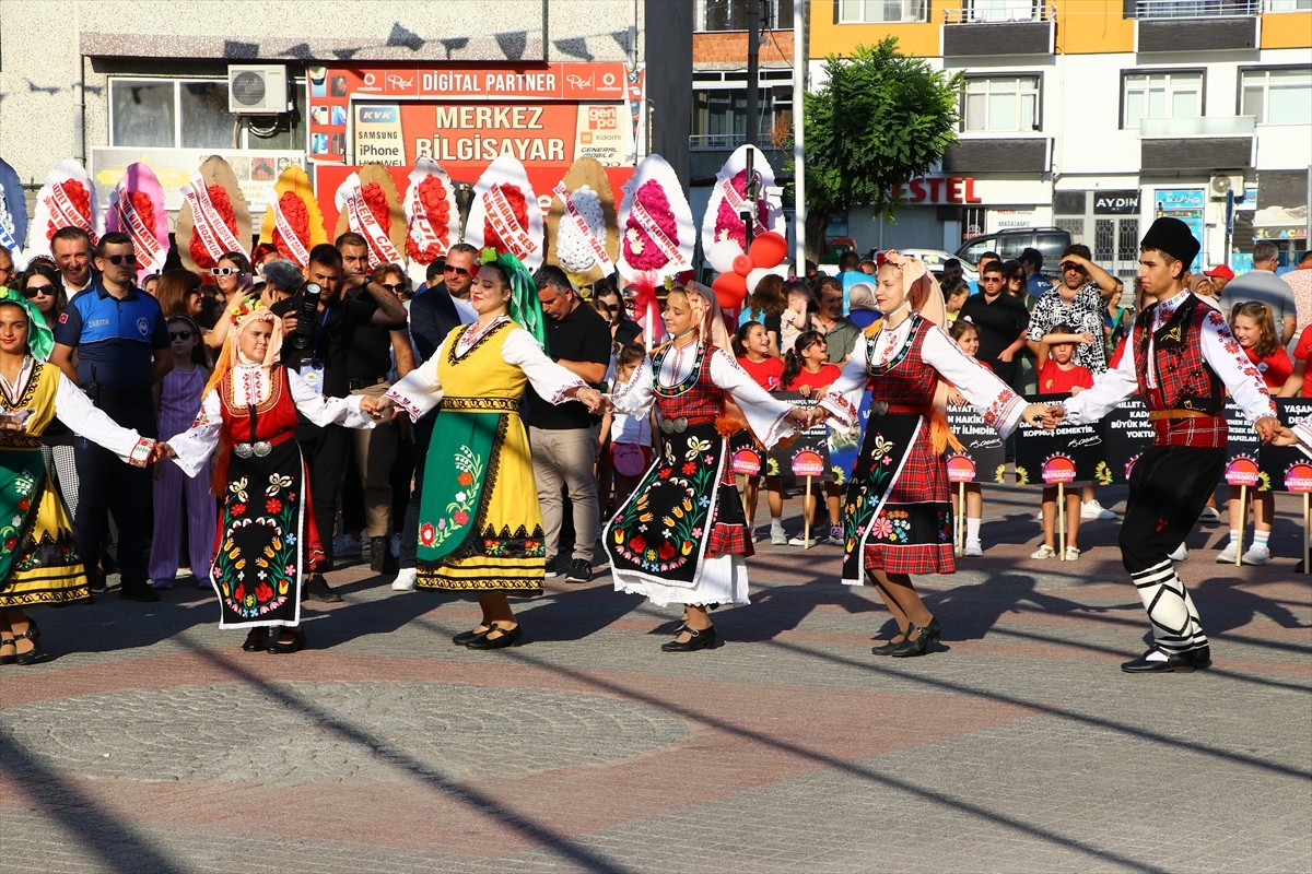 Tekirdağ'ın Hayrabolu ilçesinde düzenlenen "32. Ayçiçeği Festivali" başladı. Etkinlikte, protokol...