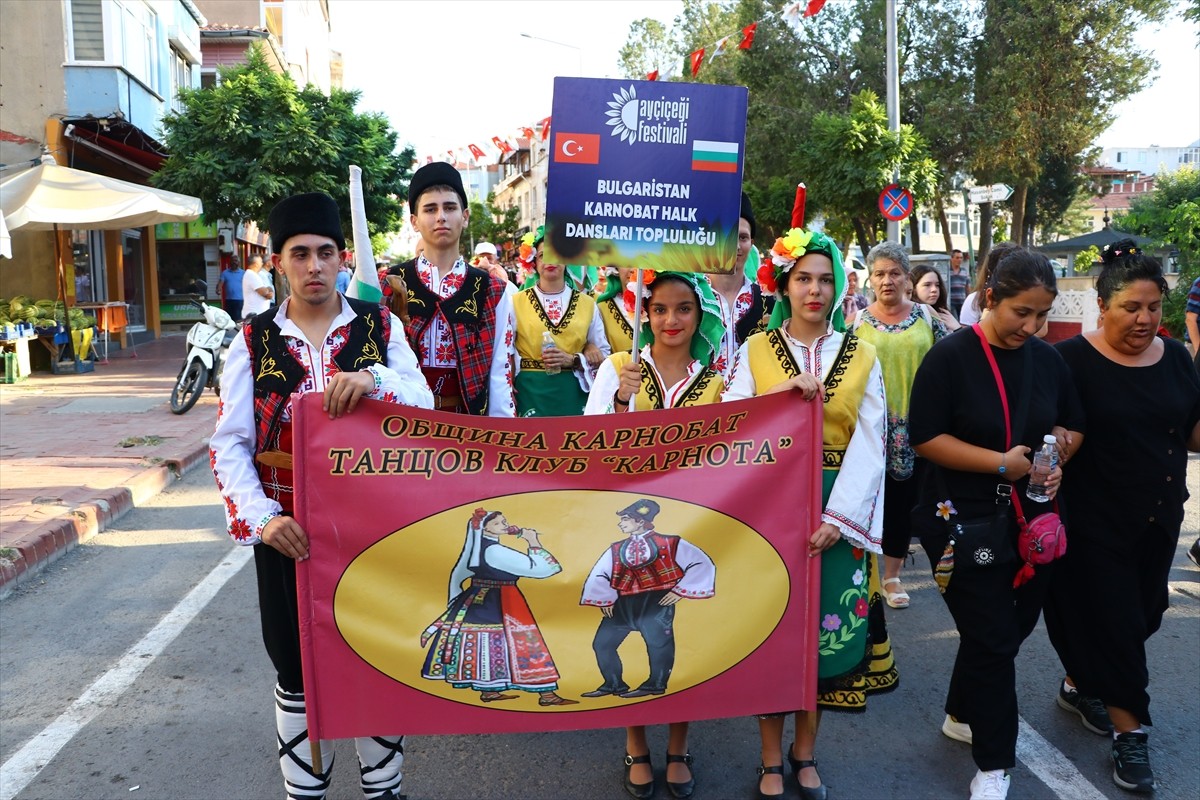 Tekirdağ'ın Hayrabolu ilçesinde düzenlenen "32. Ayçiçeği Festivali" başladı. Etkinlikte, protokol...