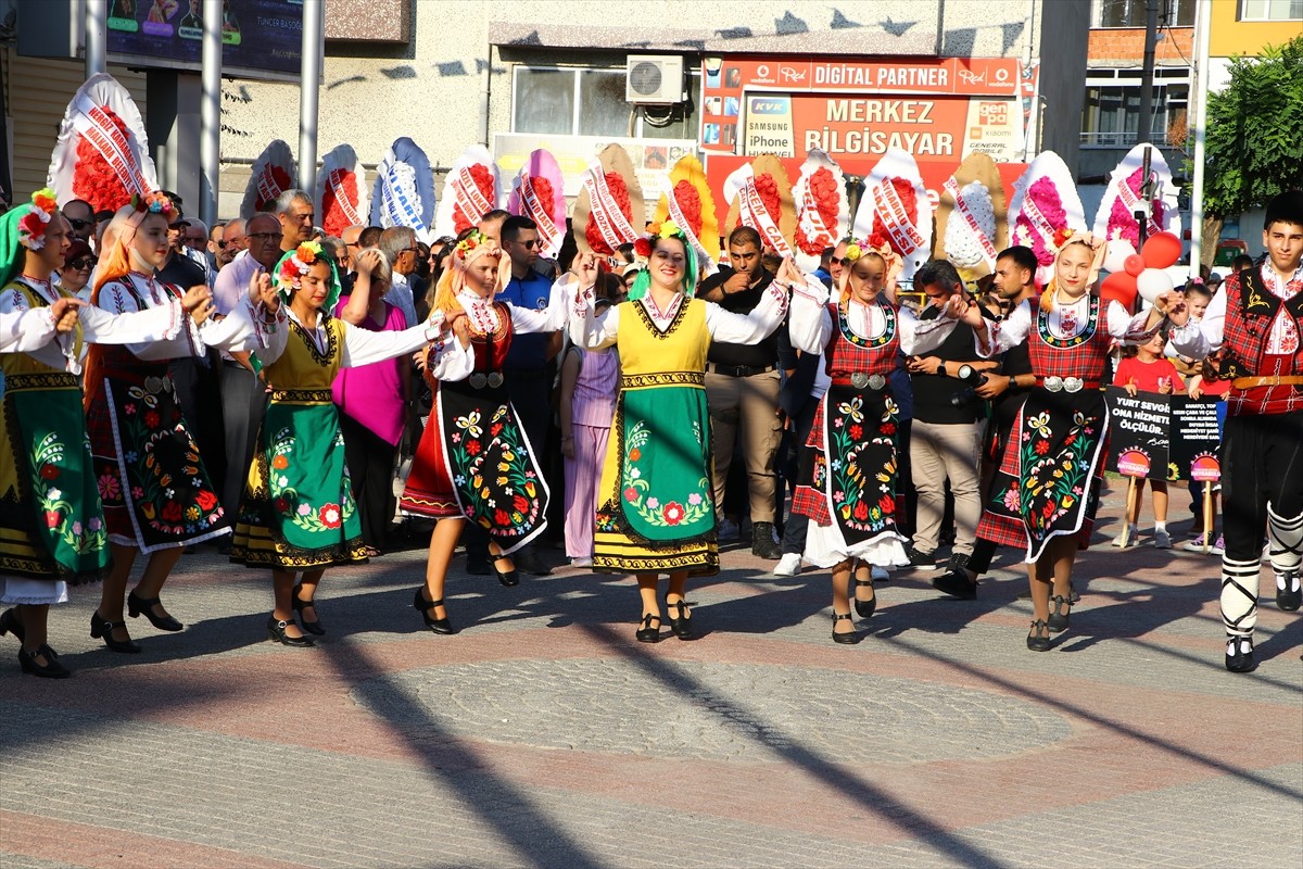 Tekirdağ'ın Hayrabolu ilçesinde düzenlenen "32. Ayçiçeği Festivali" başladı. Etkinlikte, protokol...