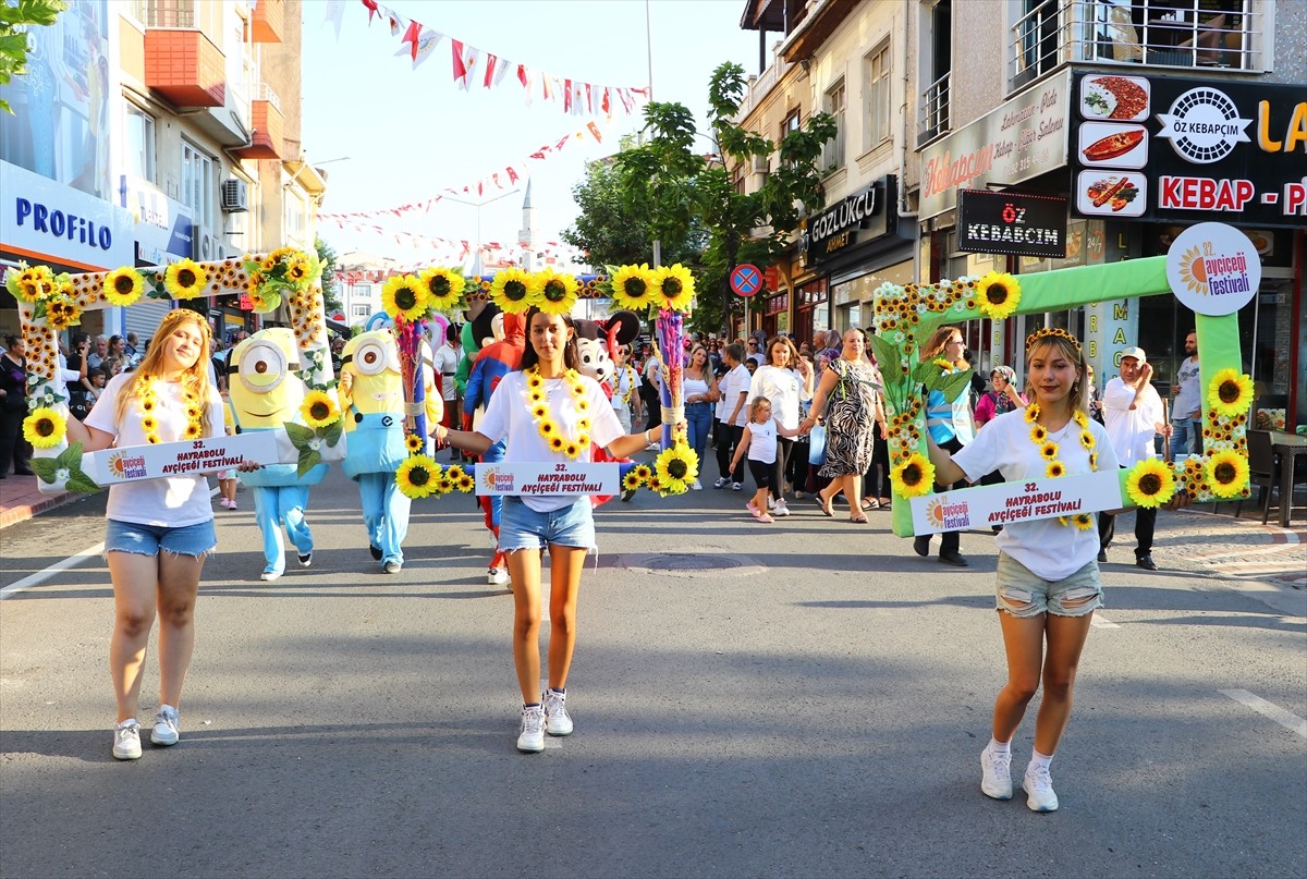 Tekirdağ'ın Hayrabolu ilçesinde düzenlenen "32. Ayçiçeği Festivali" başladı. Etkinlikte, protokol...