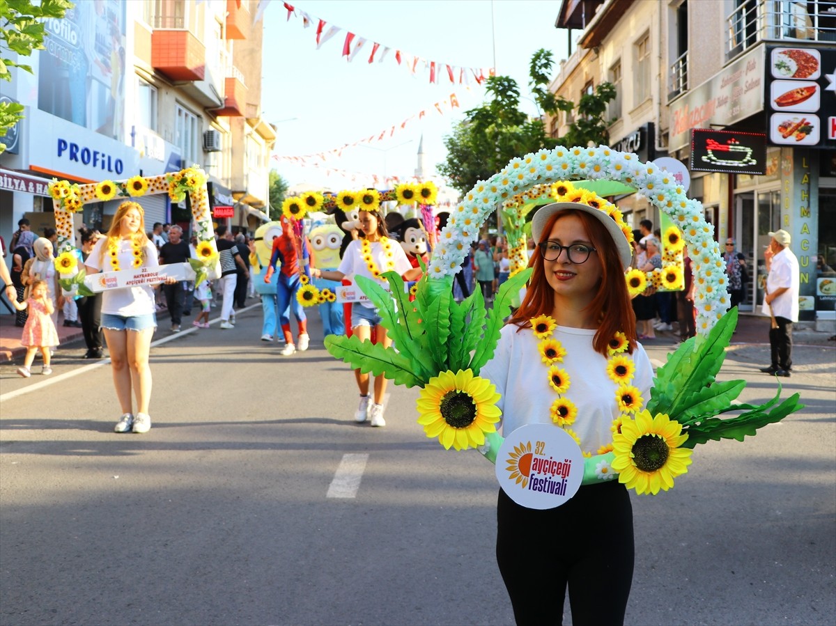 Tekirdağ'ın Hayrabolu ilçesinde düzenlenen "32. Ayçiçeği Festivali" başladı. Etkinlikte, protokol...