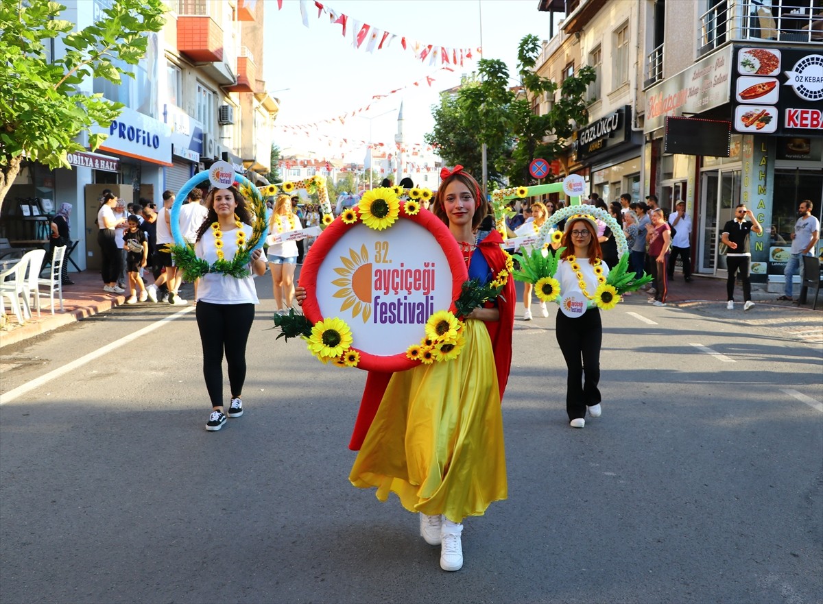 Tekirdağ'ın Hayrabolu ilçesinde düzenlenen "32. Ayçiçeği Festivali" başladı. Etkinlikte, protokol...