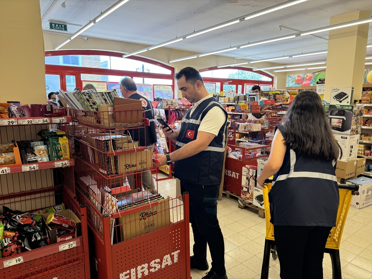 Tekirdağ'ın Süleymanpaşa ilçesinde, İl Ticaret Müdürlüğü ekiplerince kırtasiye ve okul...