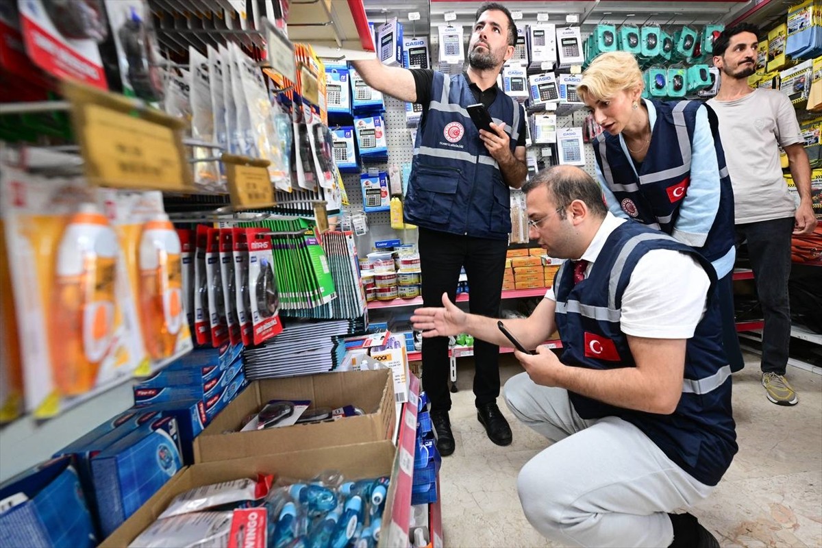 Ticaret Bakanlığı ekipleri, İstanbul'da yeni eğitim ve öğretim yılı öncesinde kırtasiye ve okul...