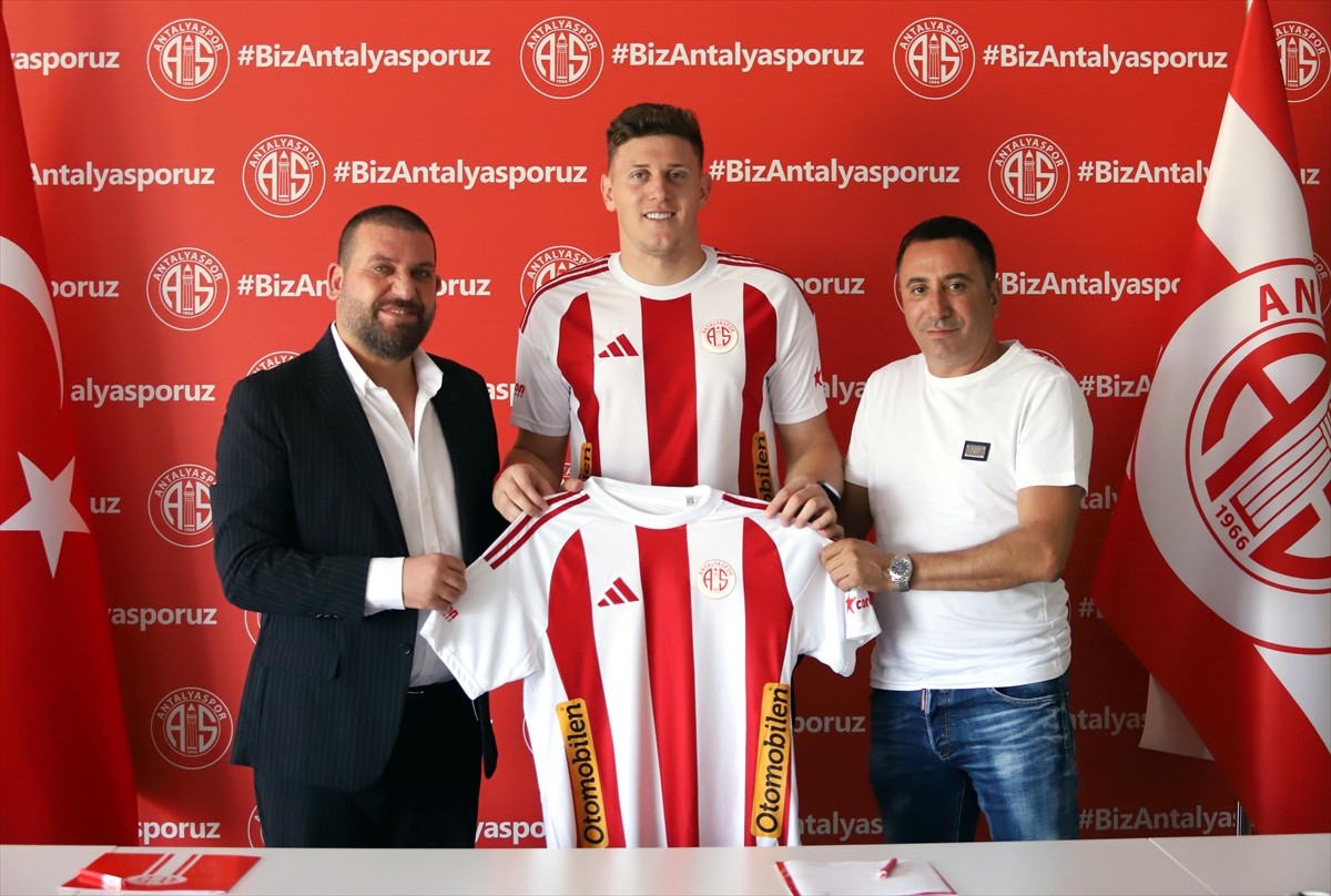 Trendyol Süper Lig ekiplerinden Antalyaspor, Arjantinli forvet Adolfo Julian Gaich için imza...