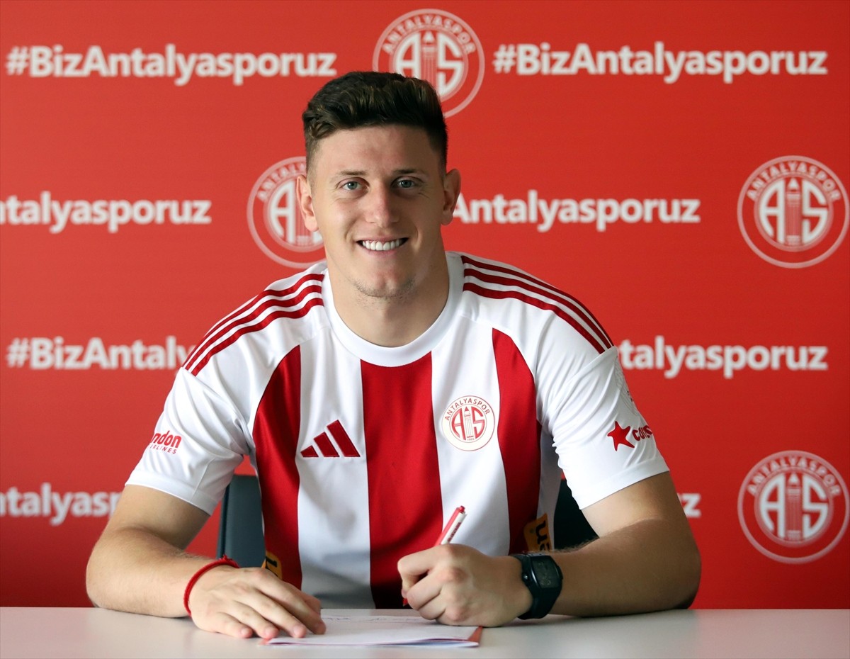 Trendyol Süper Lig ekiplerinden Antalyaspor, Arjantinli forvet Adolfo Julian Gaich için imza...