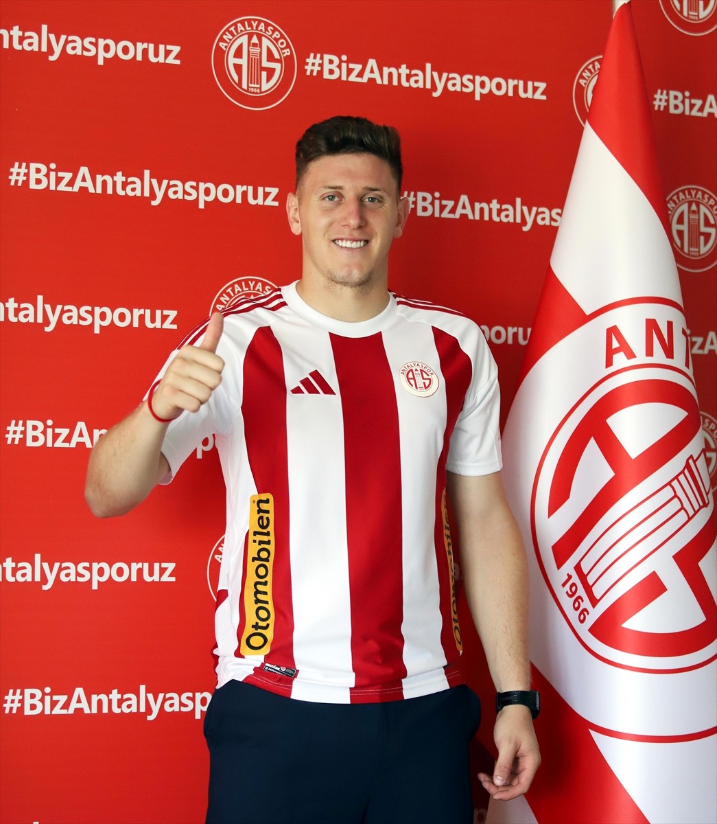 Trendyol Süper Lig ekiplerinden Antalyaspor, Arjantinli forvet Adolfo Julian Gaich için imza...