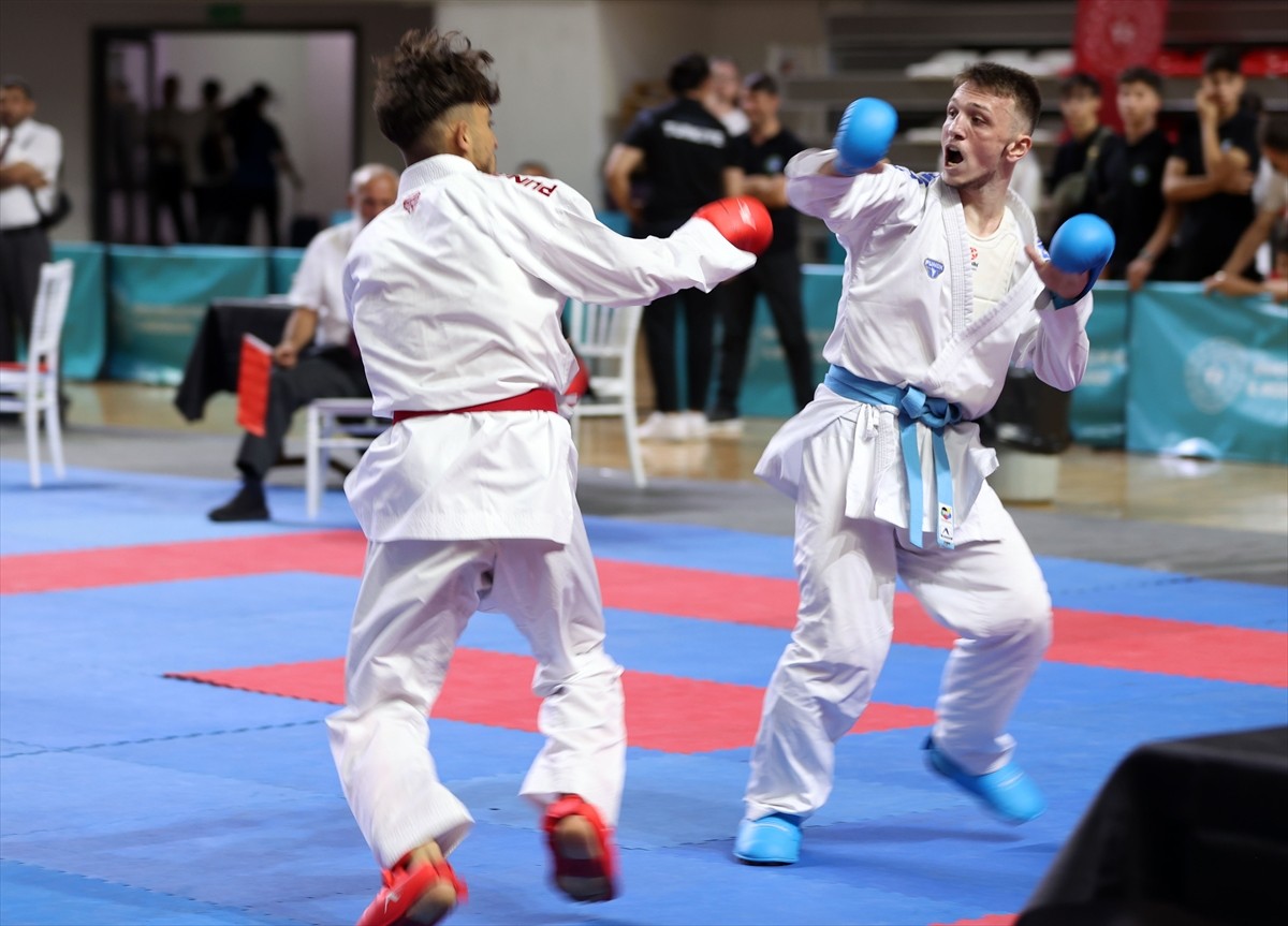 Türkiye Ümit, Genç, 21 Yaş Altı Karate Şampiyonası ve milli takım seçmeleri Sivas'ta başladı....