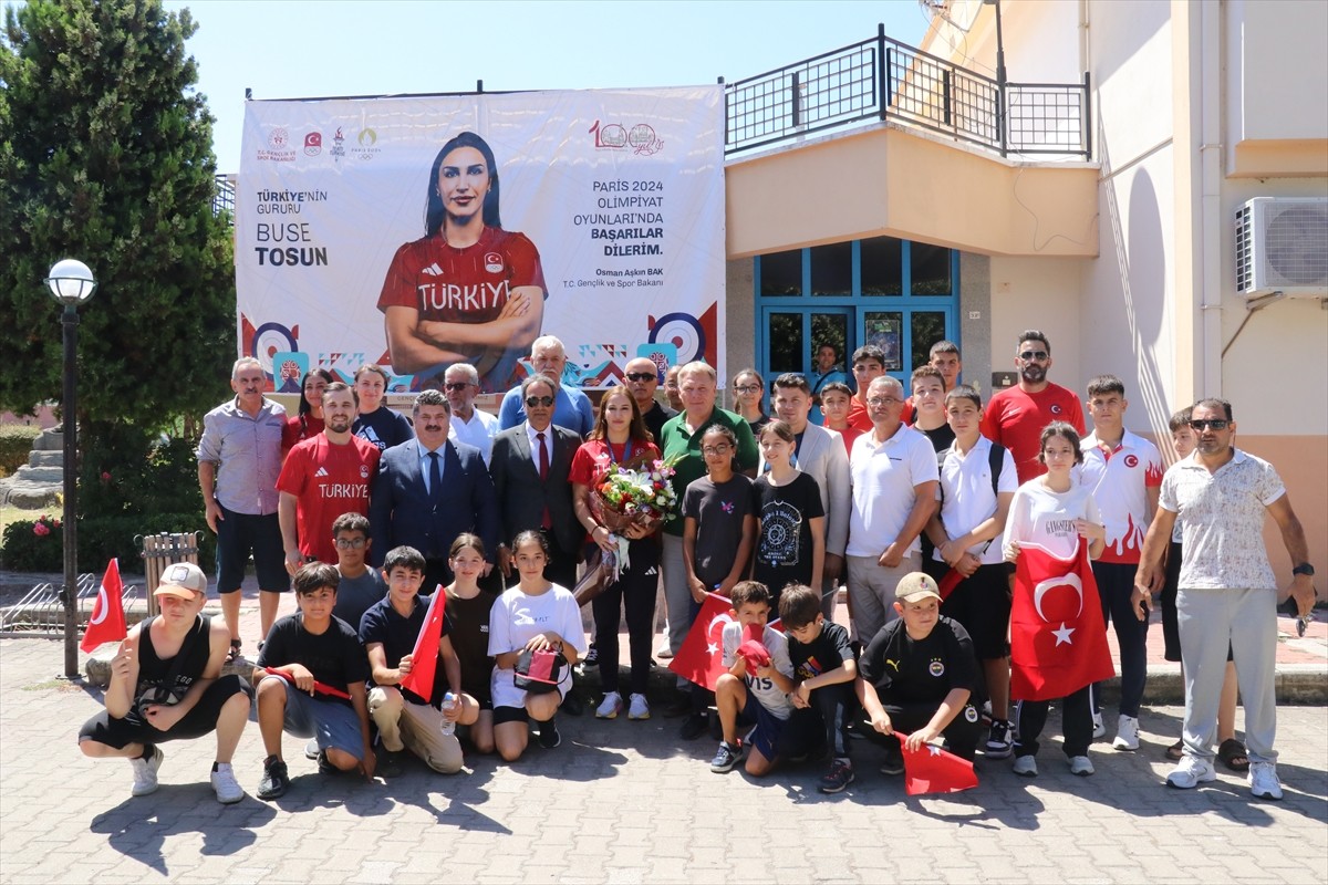 Türkiye'ye 2024 Paris Olimpiyatları'nda bronz madalya kazandıran milli güreşçi Buse Tosun...