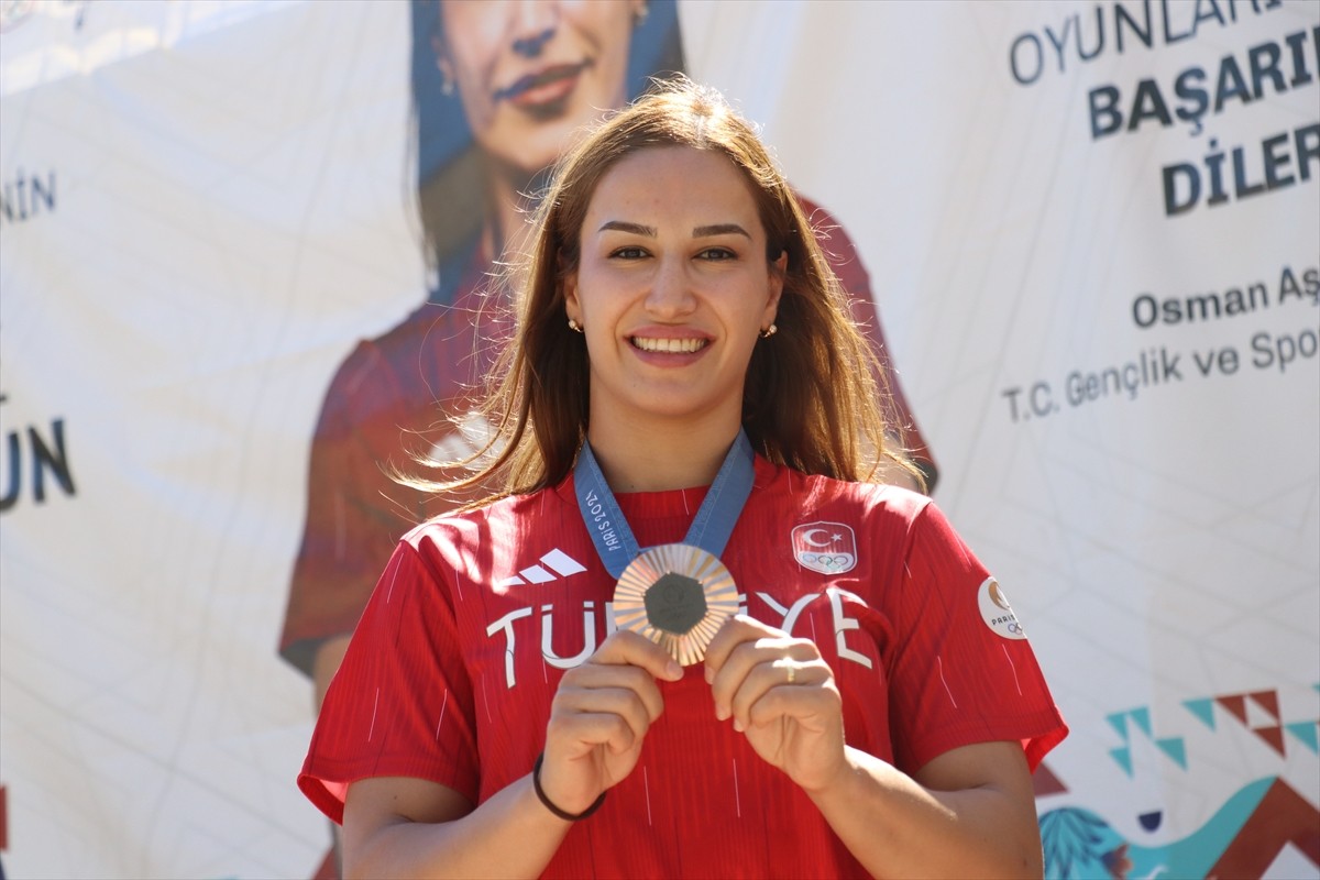 Türkiye'ye 2024 Paris Olimpiyatları'nda bronz madalya kazandıran milli güreşçi Buse Tosun...