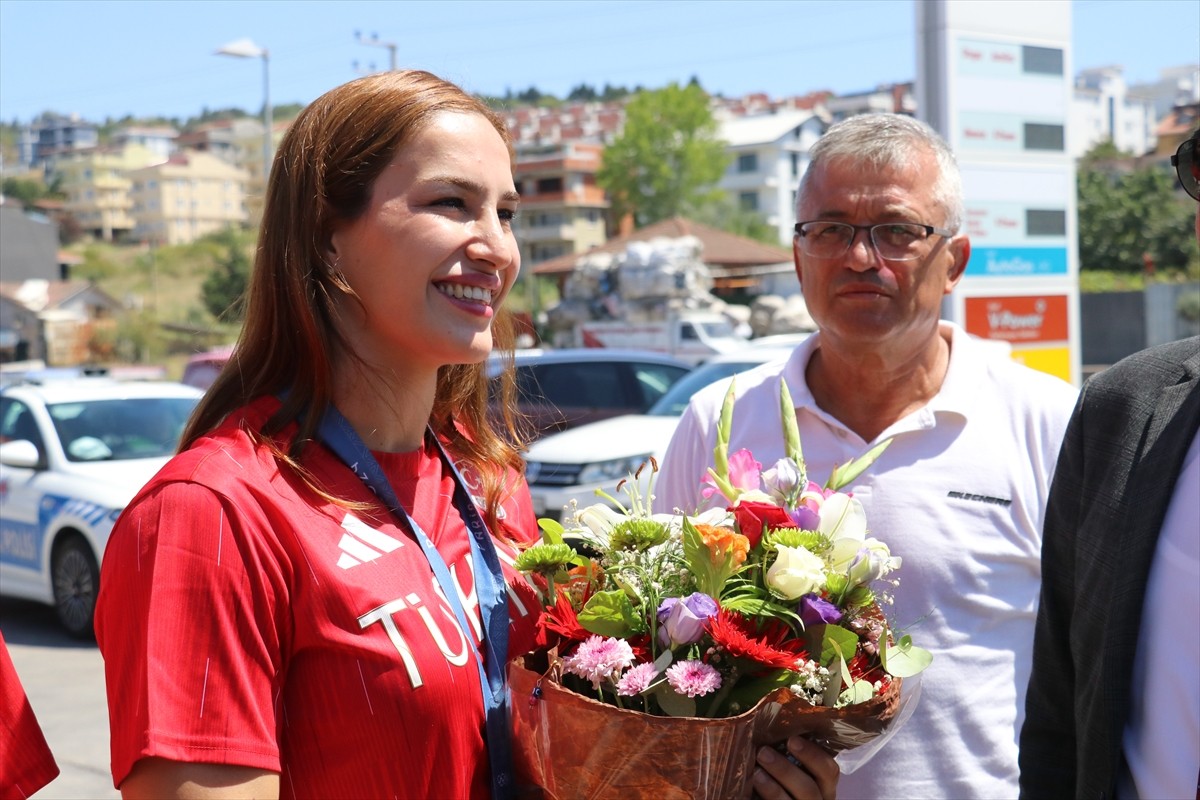 Türkiye'ye 2024 Paris Olimpiyatları'nda bronz madalya kazandıran milli güreşçi Buse Tosun...