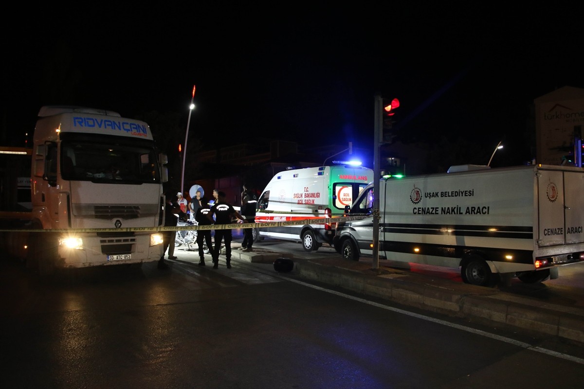 Uşak'ta tır ile çarpışan motosikletin sürücüsü hayatını kaybetti. Olay yerine polis ekipleri sevk...