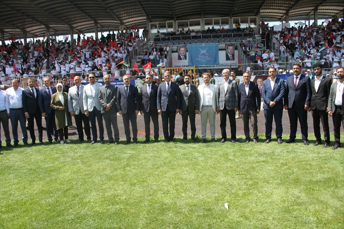 Van'da Türkiye Gençlik Vakfınca (TÜGVA), Atatürk Şehir Stadı'nda yaz okulu kapanış programı...