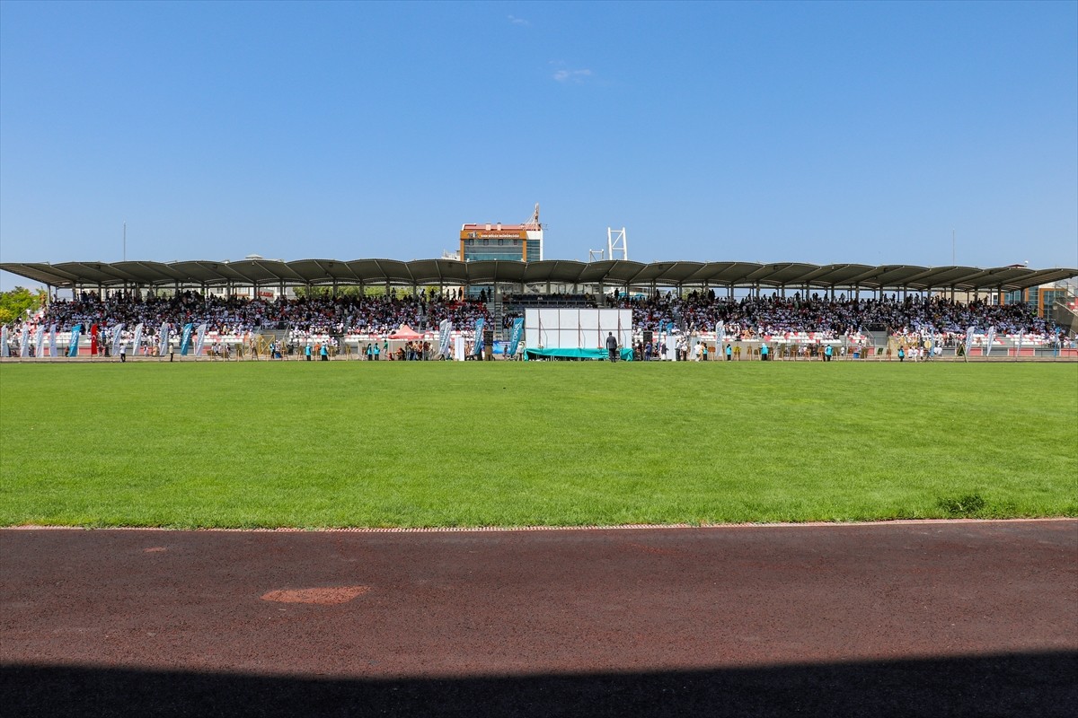 Van'da Türkiye Gençlik Vakfınca (TÜGVA), Atatürk Şehir Stadı'nda yaz okulu kapanış programı...