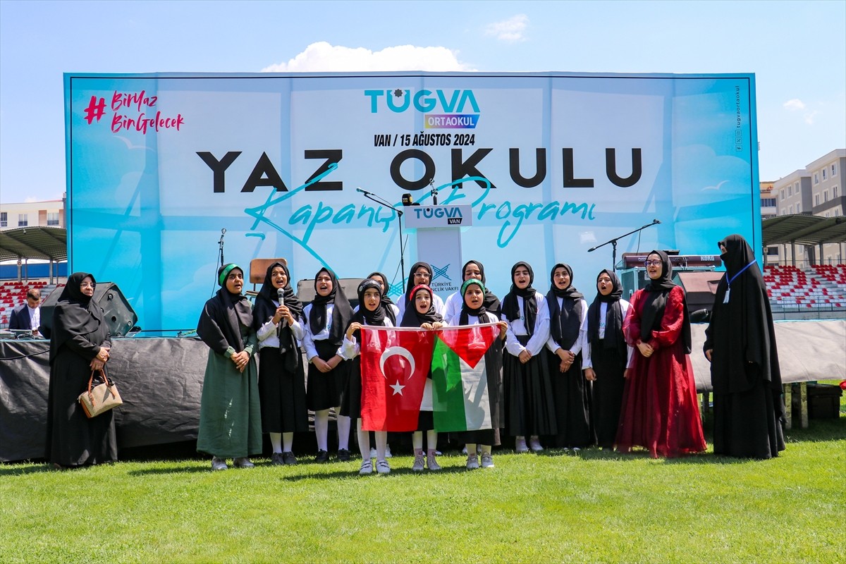 Van'da Türkiye Gençlik Vakfınca (TÜGVA), Atatürk Şehir Stadı'nda yaz okulu kapanış programı...